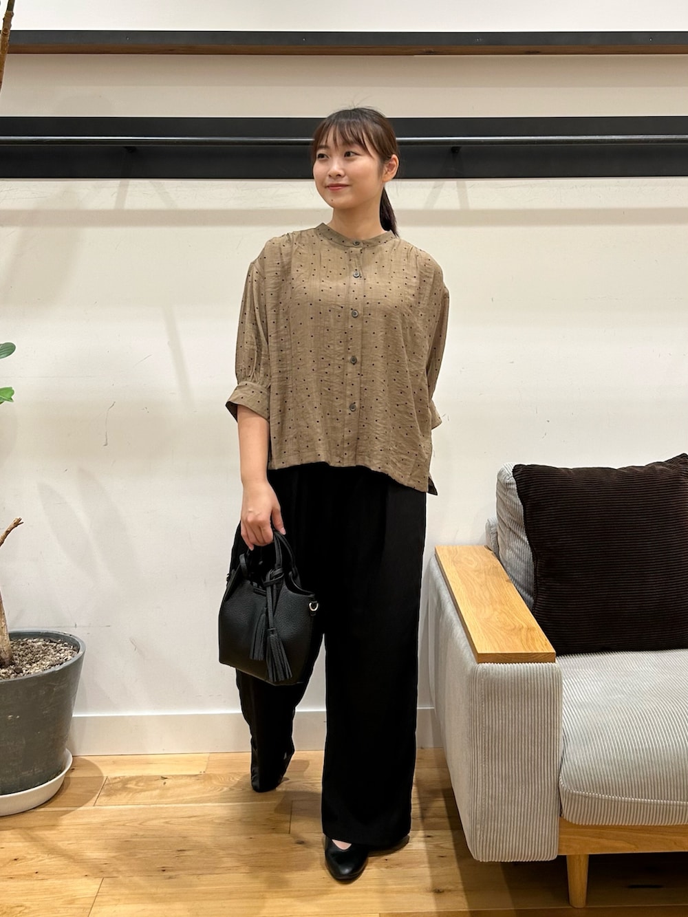 「doors、カジュアル、低身長コーデ、骨格ストレート、ストレート×ブルベ冬、ストレート×イエベ秋、私のイチ推しブランド、newarrival、今から使える秋の先取りコーデ」｜「URBAN RESEARCH DOORSのVカットパンプス（パンプス、ブラック系）」を使った、kannanomさん（レディース・155cm）の夏コーディネートの5枚目の写真