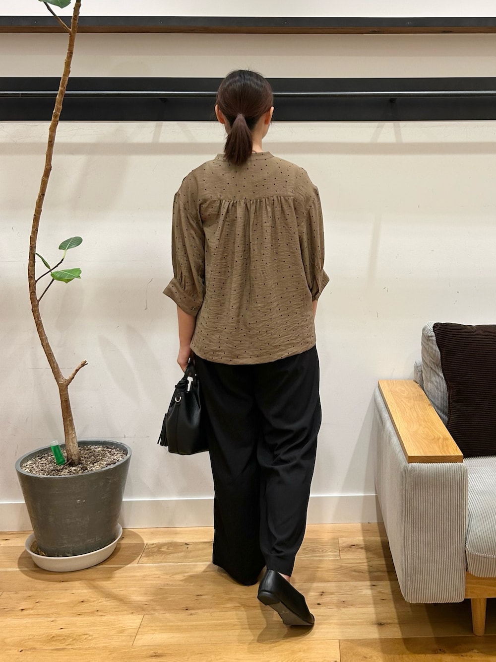「doors、カジュアル、低身長コーデ、骨格ストレート、ストレート×ブルベ冬、ストレート×イエベ秋、私のイチ推しブランド、newarrival、今から使える秋の先取りコーデ」｜「URBAN RESEARCH DOORSのVカットパンプス（パンプス、ブラック系）」を使った、kannanomさん（レディース・155cm）の夏コーディネートの4枚目の写真