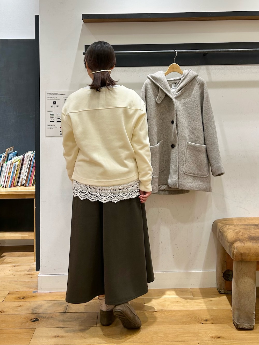 ホワイト系のTシャツ/カットソー、ホワイト系のTシャツ/カットソー、ブラウン系のスカートを着用したレディースの冬コーディネートの3枚目の写真