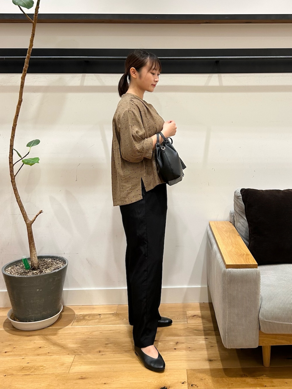 「doors、カジュアル、低身長コーデ、骨格ストレート、ストレート×ブルベ冬、ストレート×イエベ秋、私のイチ推しブランド、newarrival、今から使える秋の先取りコーデ」｜「URBAN RESEARCH DOORSのVカットパンプス（パンプス、ブラック系）」を使った、kannanomさん（レディース・155cm）の夏コーディネートの2枚目の写真