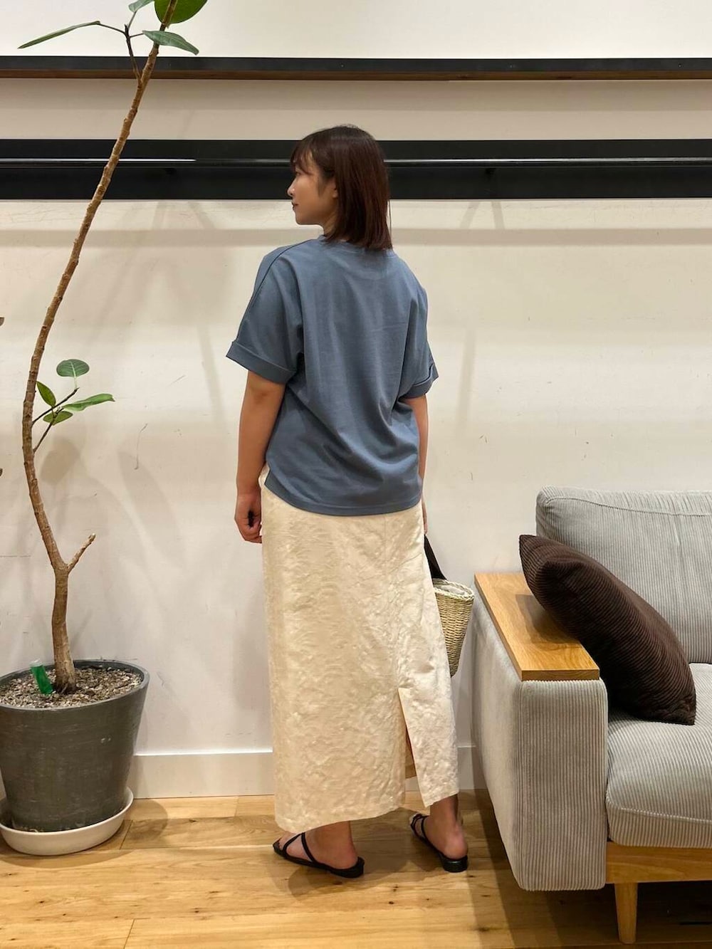 「カジュアル、doors、低身長コーデ、URTECH、柄物、骨格ストレート、ストレート×イエベ秋、ストレート×ブルベ冬、私のイチ推しブランド、ストレート×カジュアル、夏カラーコーデ、カジュアル派のtシャツコーデ、私が選ぶセールアイテム25ss」｜「RODE SKOのナチュラルカゴバッグ（ハンドバッグ、ホワイト系）」を使った、kannanomさん（レディース・155cm）の夏コーディネートの4枚目の写真