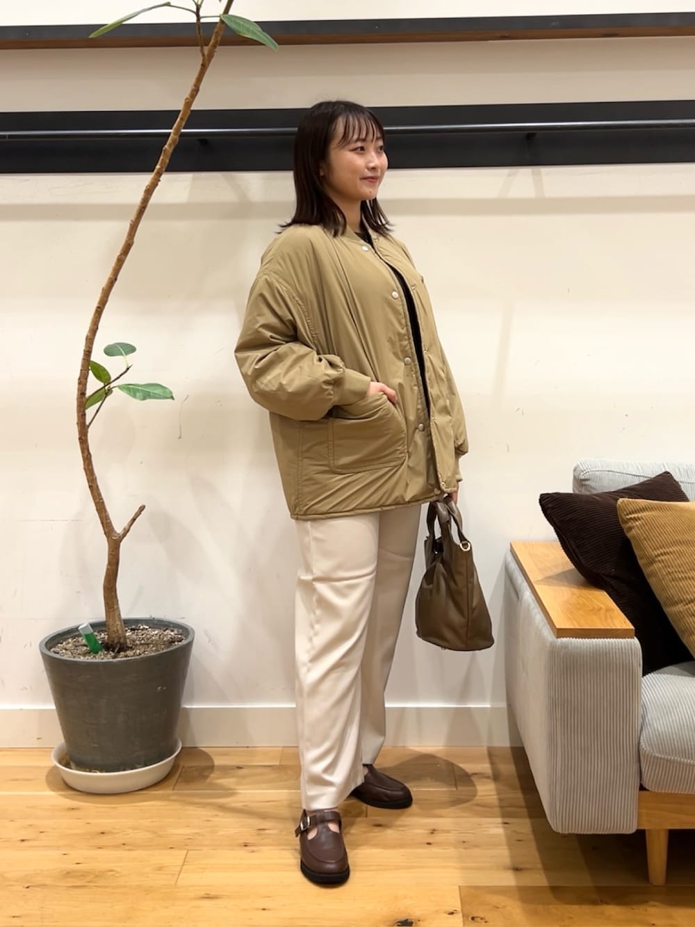 ブラウン系のTシャツ/カットソー、ベージュ系のブルゾン、グレー系のその他パンツを着用したレディースの秋コーディネートの10枚目の写真