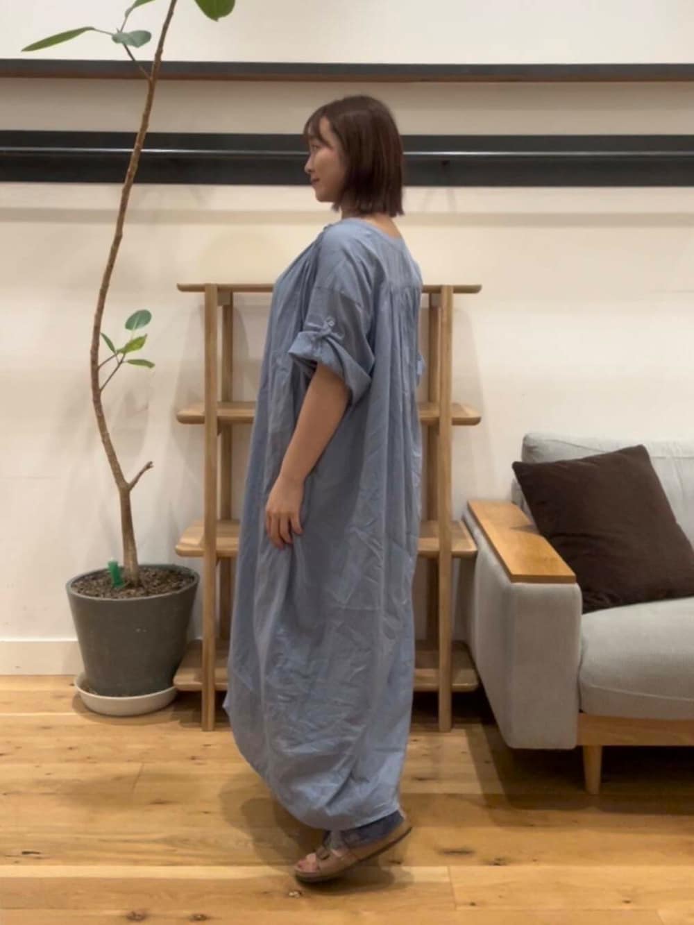 「カジュアル、doors、低身長コーデ、骨格ストレート、ストレート×イエベ、私のイチ推しブランド、初夏のお出掛けコーデ、スタッフのこれ買いました、ストレート×カジュアル、ワンピース×低身長」｜「URBAN RESEARCH DOORSのリネンチェックイージーパンツ（その他パンツ、ブルー系）」を使った、kannanomさん（レディース・155cm）の夏コーディネートの3枚目の写真