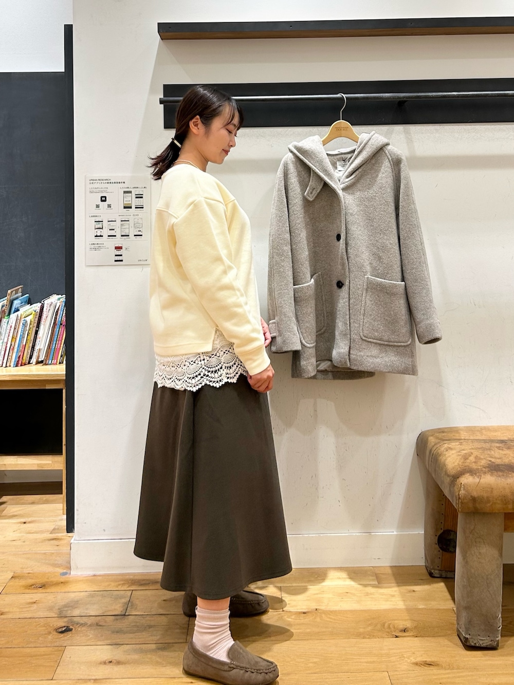 ホワイト系のTシャツ/カットソー、ホワイト系のTシャツ/カットソー、ブラウン系のスカートを着用したレディースの冬コーディネートの4枚目の写真