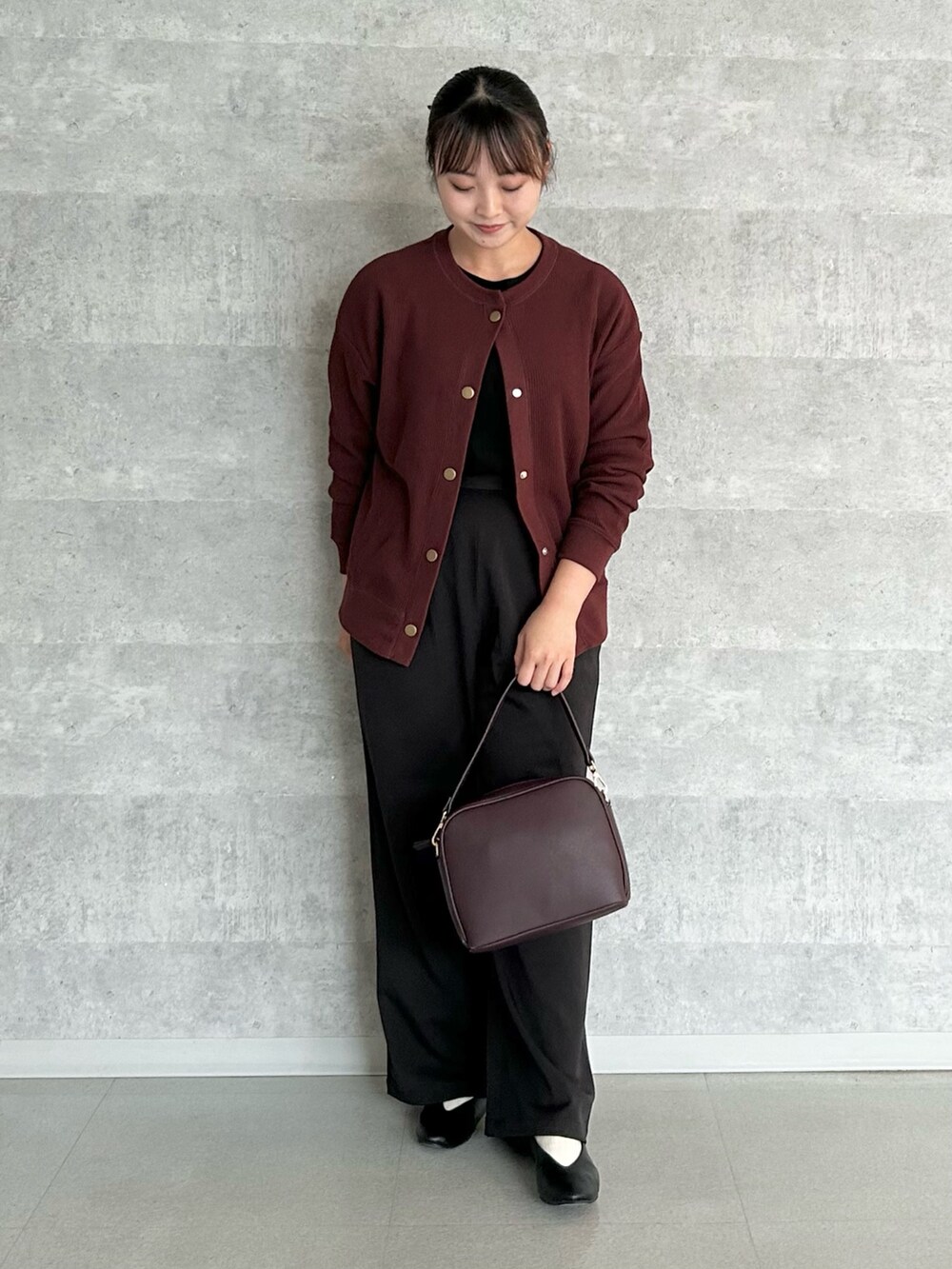 レッド系のショルダーバッグ、ブラック系のその他パンツ、ブラック系のパンプスを着用したレディースの秋コーディネートの7枚目の写真