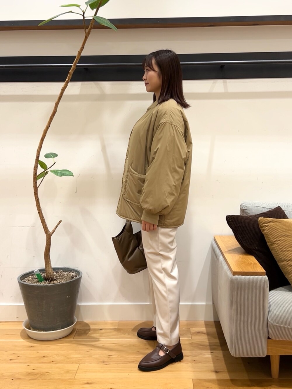 ブラウン系のTシャツ/カットソー、ベージュ系のブルゾン、グレー系のその他パンツを着用したレディースの秋コーディネートの7枚目の写真