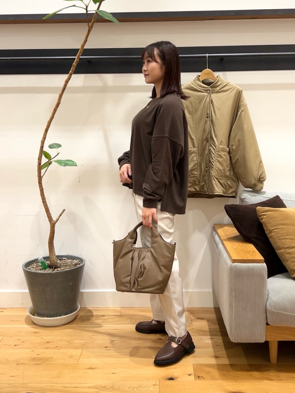 ブラウン系のTシャツ/カットソー、ベージュ系のブルゾン、グレー系のその他パンツを着用したレディースの秋コーディネートの3枚目の写真