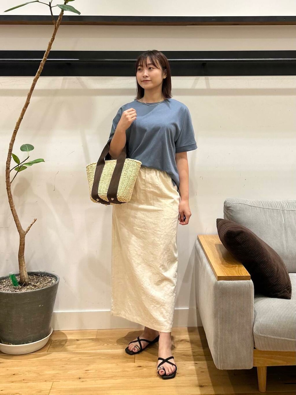 「カジュアル、doors、低身長コーデ、URTECH、柄物、骨格ストレート、ストレート×イエベ秋、ストレート×ブルベ冬、私のイチ推しブランド、ストレート×カジュアル、夏カラーコーデ、カジュアル派のtシャツコーデ、私が選ぶセールアイテム25ss」｜「RODE SKOのナチュラルカゴバッグ（ハンドバッグ、ホワイト系）」を使った、kannanomさん（レディース・155cm）の夏コーディネートの5枚目の写真
