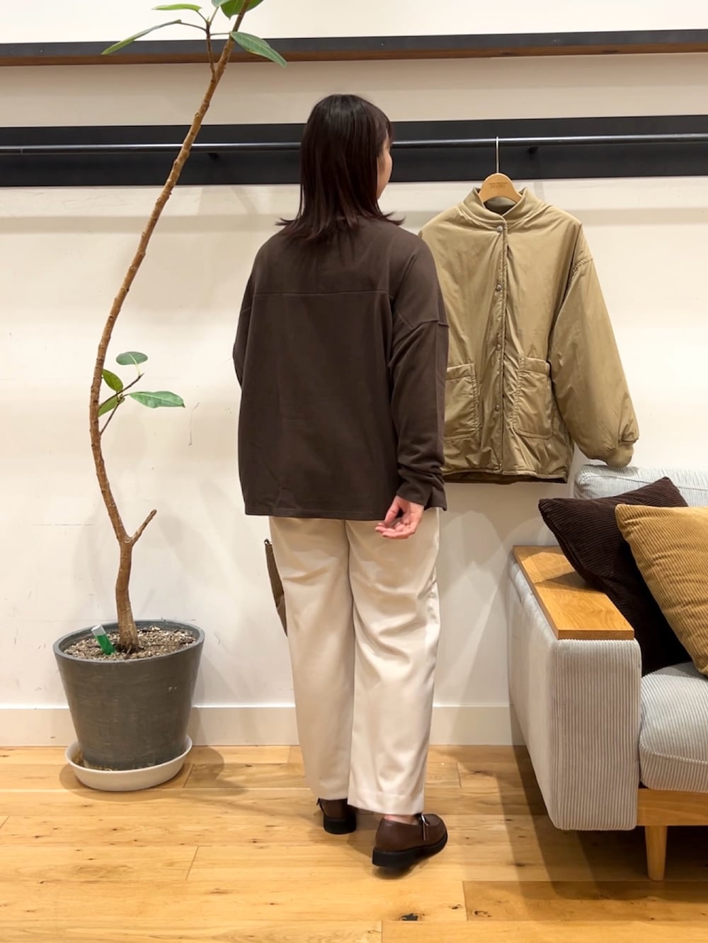 ブラウン系のTシャツ/カットソー、ベージュ系のブルゾン、グレー系のその他パンツを着用したレディースの秋コーディネートの4枚目の写真