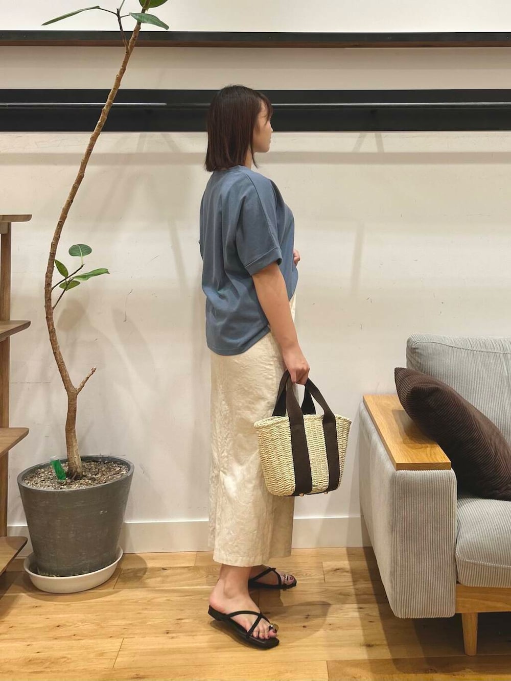 「カジュアル、doors、低身長コーデ、URTECH、柄物、骨格ストレート、ストレート×イエベ秋、ストレート×ブルベ冬、私のイチ推しブランド、ストレート×カジュアル、夏カラーコーデ、カジュアル派のtシャツコーデ、私が選ぶセールアイテム25ss」｜「RODE SKOのナチュラルカゴバッグ（ハンドバッグ、ホワイト系）」を使った、kannanomさん（レディース・155cm）の夏コーディネートの2枚目の写真