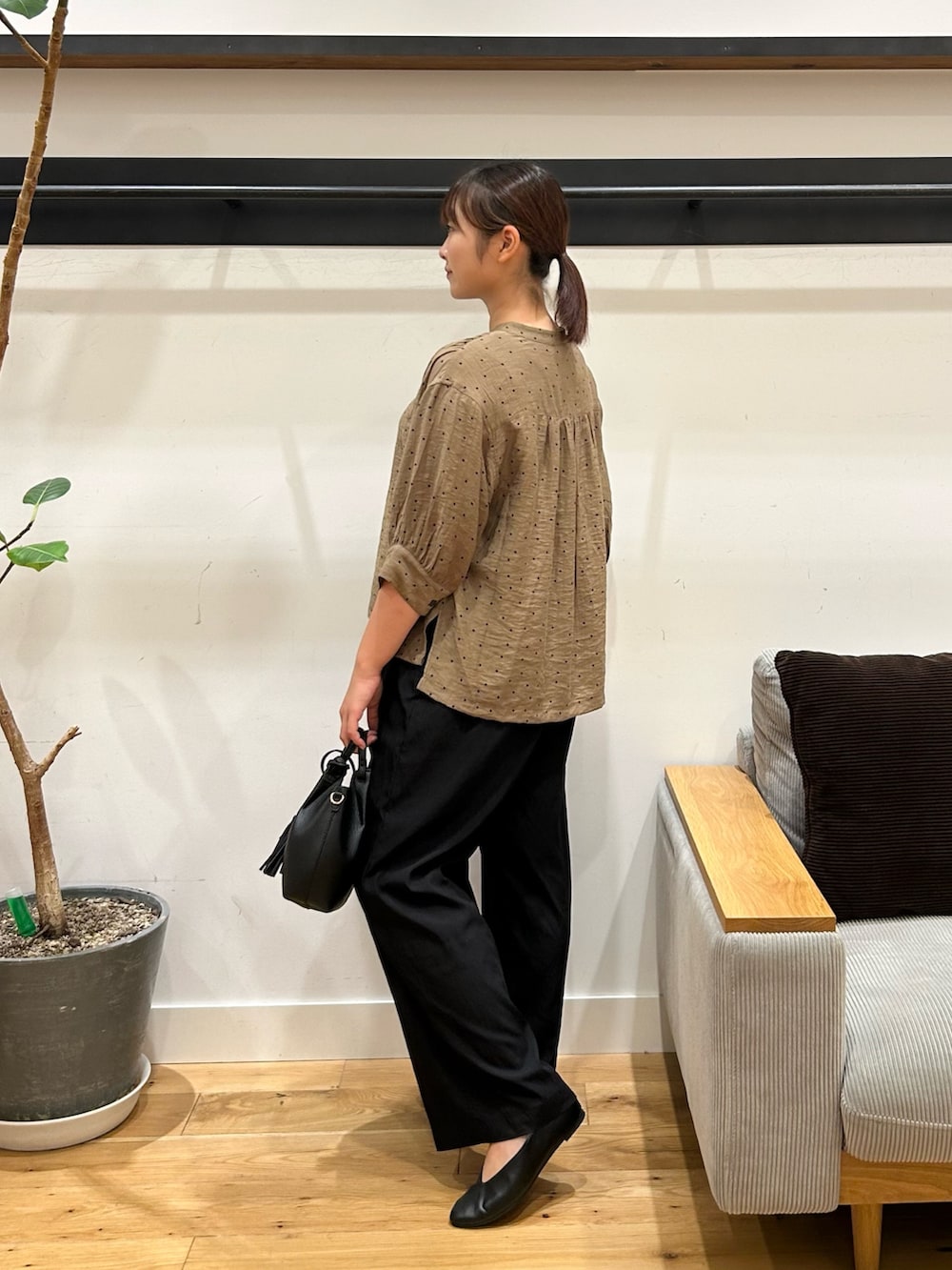 「doors、カジュアル、低身長コーデ、骨格ストレート、ストレート×ブルベ冬、ストレート×イエベ秋、私のイチ推しブランド、newarrival、今から使える秋の先取りコーデ」｜「URBAN RESEARCH DOORSのVカットパンプス（パンプス、ブラック系）」を使った、kannanomさん（レディース・155cm）の夏コーディネートの3枚目の写真