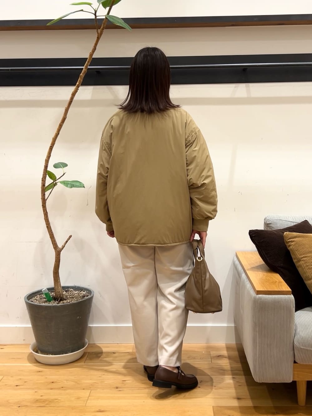 ブラウン系のTシャツ/カットソー、ベージュ系のブルゾン、グレー系のその他パンツを着用したレディースの秋コーディネートの8枚目の写真