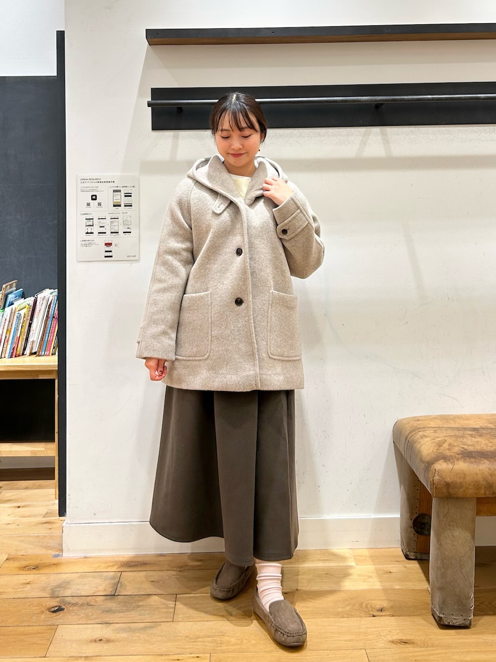 ホワイト系のTシャツ/カットソー、ホワイト系のTシャツ/カットソー、ブラウン系のスカートを着用したレディースの冬コーディネートの6枚目の写真