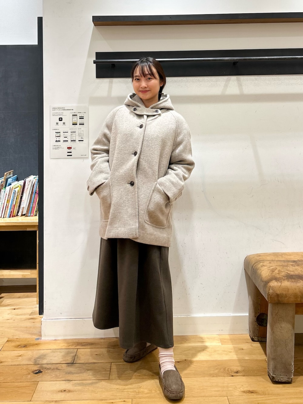 ホワイト系のTシャツ/カットソー、ホワイト系のTシャツ/カットソー、ブラウン系のスカートを着用したレディースの冬コーディネートの5枚目の写真