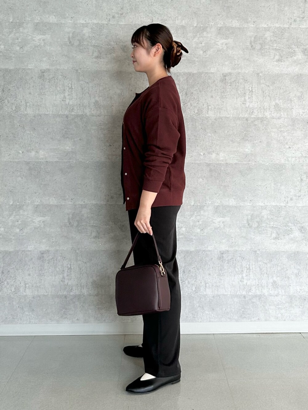 レッド系のショルダーバッグ、ブラック系のその他パンツ、ブラック系のパンプスを着用したレディースの秋コーディネートの5枚目の写真