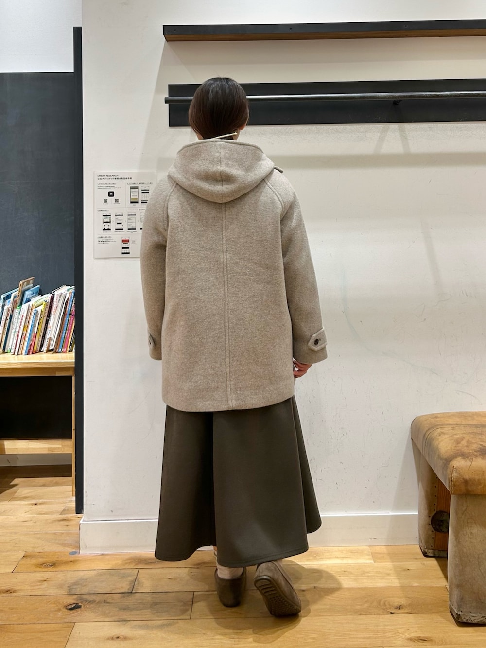 ホワイト系のTシャツ/カットソー、ホワイト系のTシャツ/カットソー、ブラウン系のスカートを着用したレディースの冬コーディネートの8枚目の写真