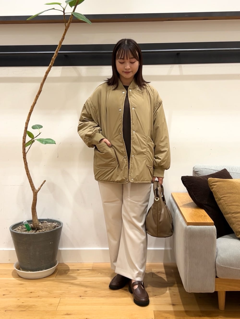 ブラウン系のTシャツ/カットソー、ベージュ系のブルゾン、グレー系のその他パンツを着用したレディースの秋コーディネートの6枚目の写真