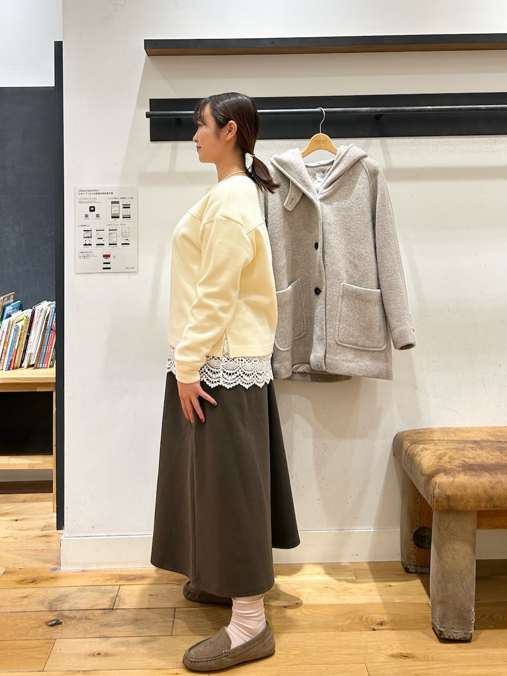 ホワイト系のTシャツ/カットソー、ホワイト系のTシャツ/カットソー、ブラウン系のスカートを着用したレディースの冬コーディネートの2枚目の写真