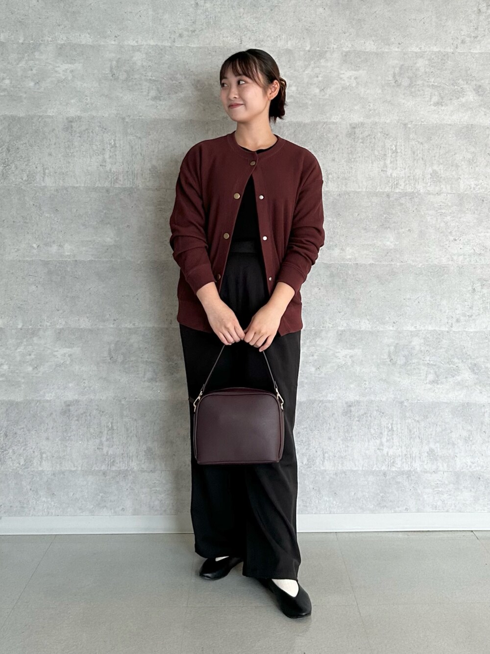 レッド系のショルダーバッグ、ブラック系のその他パンツ、ブラック系のパンプスを着用したレディースの秋コーディネートの6枚目の写真