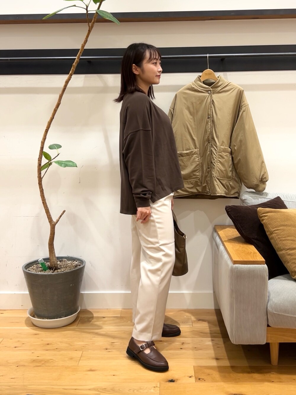 ブラウン系のTシャツ/カットソー、ベージュ系のブルゾン、グレー系のその他パンツを着用したレディースの秋コーディネートの5枚目の写真