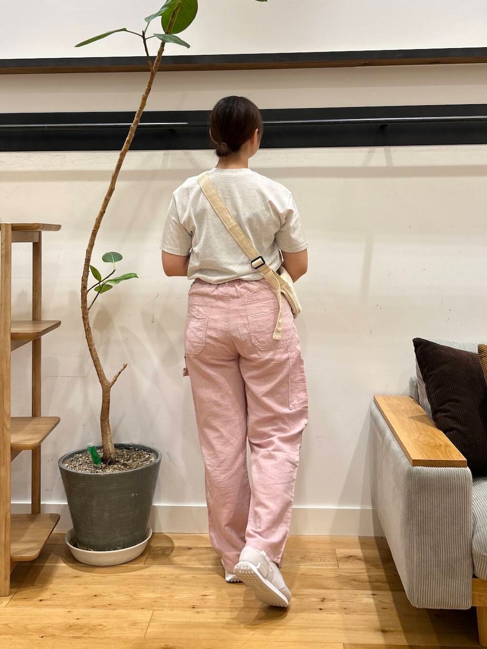 「カジュアル、doors、低身長コーデ、骨格ストレート、ストレート×イエベ秋、ストレート×ブルベ冬、私のイチ推しブランド、ストレート×カジュアル、夏カラーコーデ、カジュアル派のtシャツコーデ、私が選ぶセールアイテム25ss」｜「URBAN RESEARCH DOORSのウォッシャブルミニショルダーバッグ（ショルダーバッグ、ホワイト系）」を使った、kannanomさん（レディース・155cm）の夏コーディネートの4枚目の写真