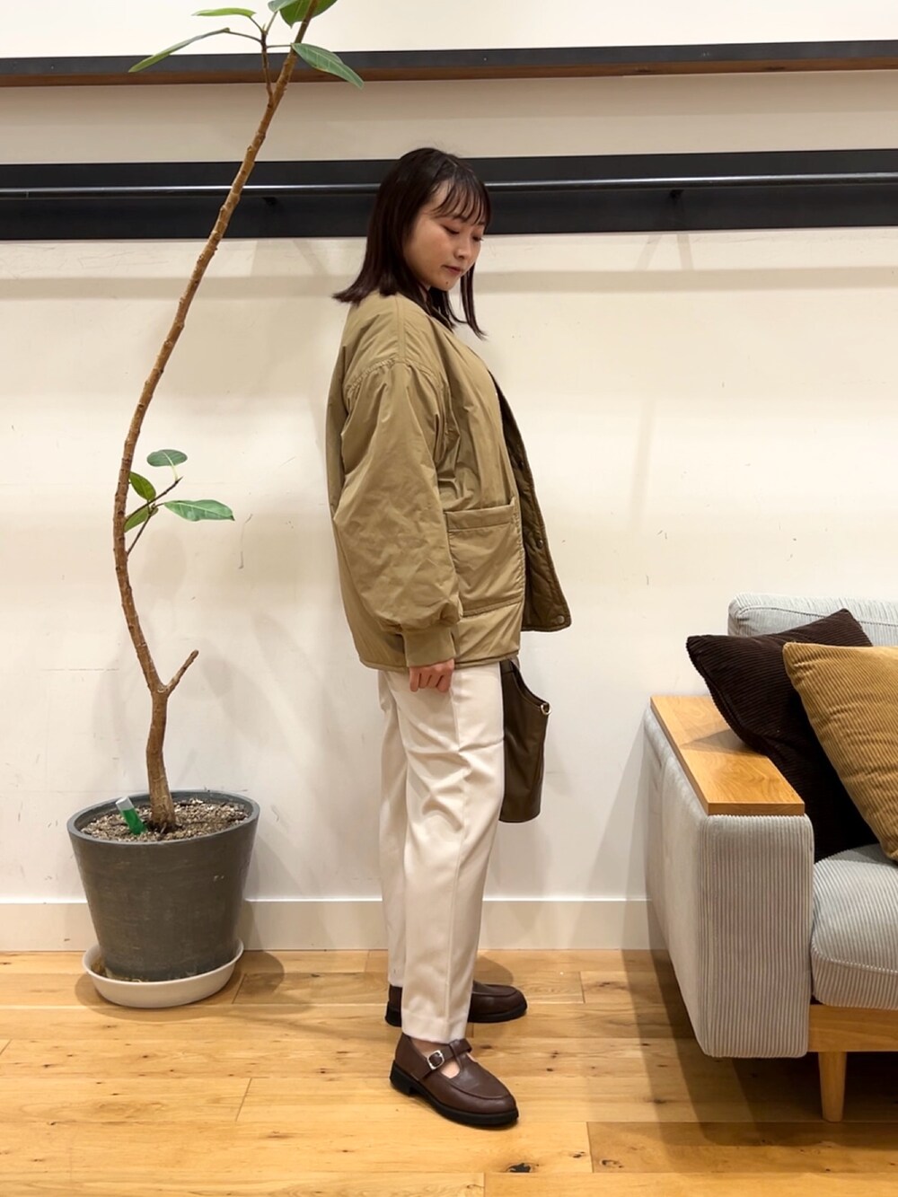 ブラウン系のTシャツ/カットソー、ベージュ系のブルゾン、グレー系のその他パンツを着用したレディースの秋コーディネートの9枚目の写真