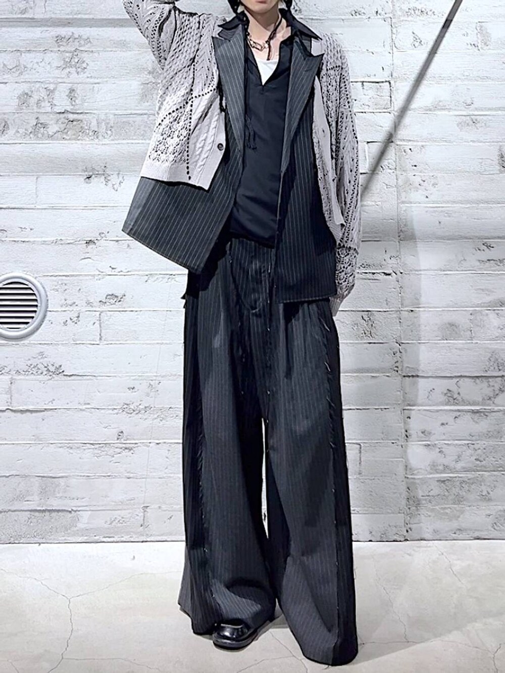 ブラック系のその他パンツ、ブラック系のテーラードジャケット、ブラック系のドレスシューズを着用したメンズの春コーディネートの3枚目の写真