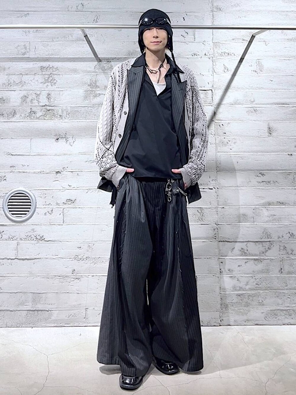 ブラック系のその他パンツ、ブラック系のテーラードジャケット、ブラック系のドレスシューズを着用したメンズの春コーディネートの4枚目の写真