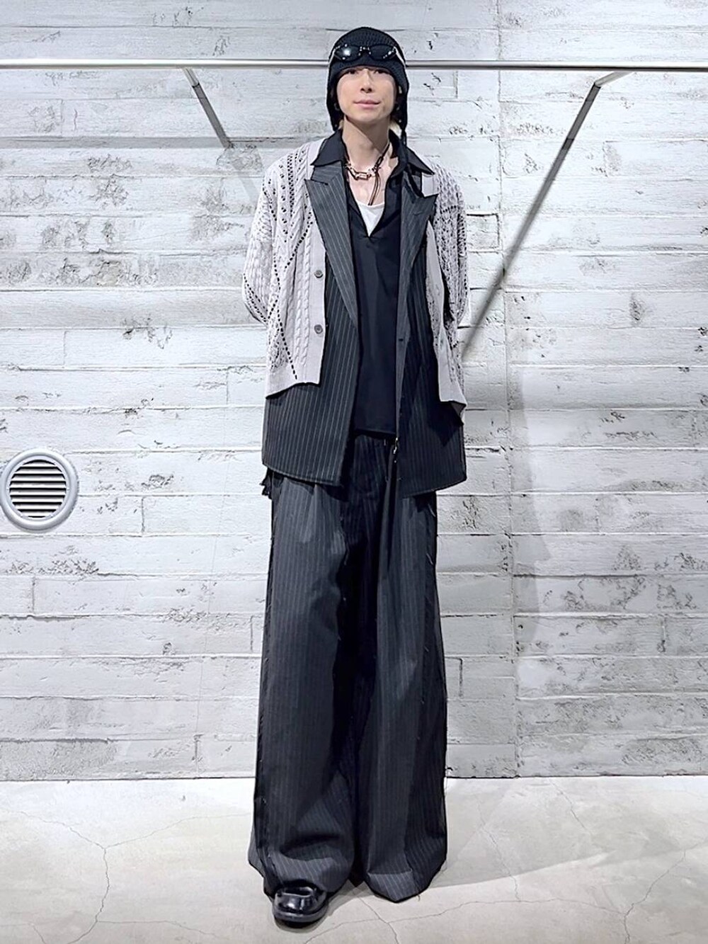 ブラック系のその他パンツ、ブラック系のテーラードジャケット、ブラック系のドレスシューズを着用したメンズの春コーディネートの2枚目の写真