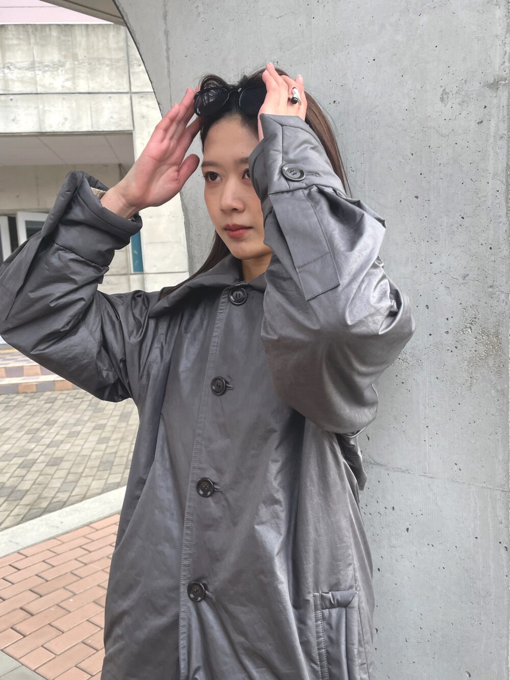 グレー系のジャケット/アウター、グレー系のその他パンツ、ブラック系のブーツを着用したレディースの冬コーディネートの2枚目の写真