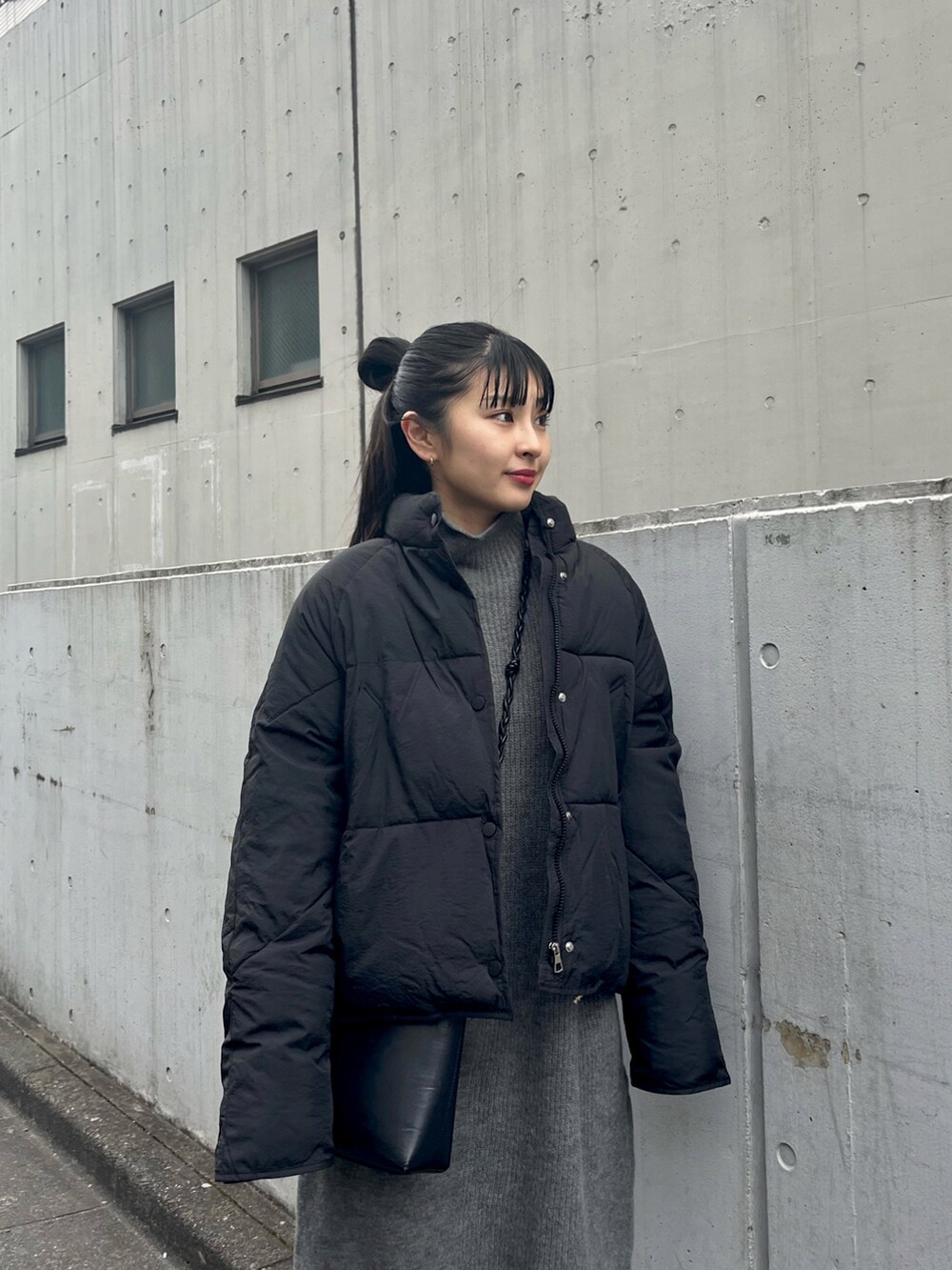 グレー系のワンピース、ブラック系のダウンジャケット/コートを着用したレディースの冬コーディネートの4枚目の写真