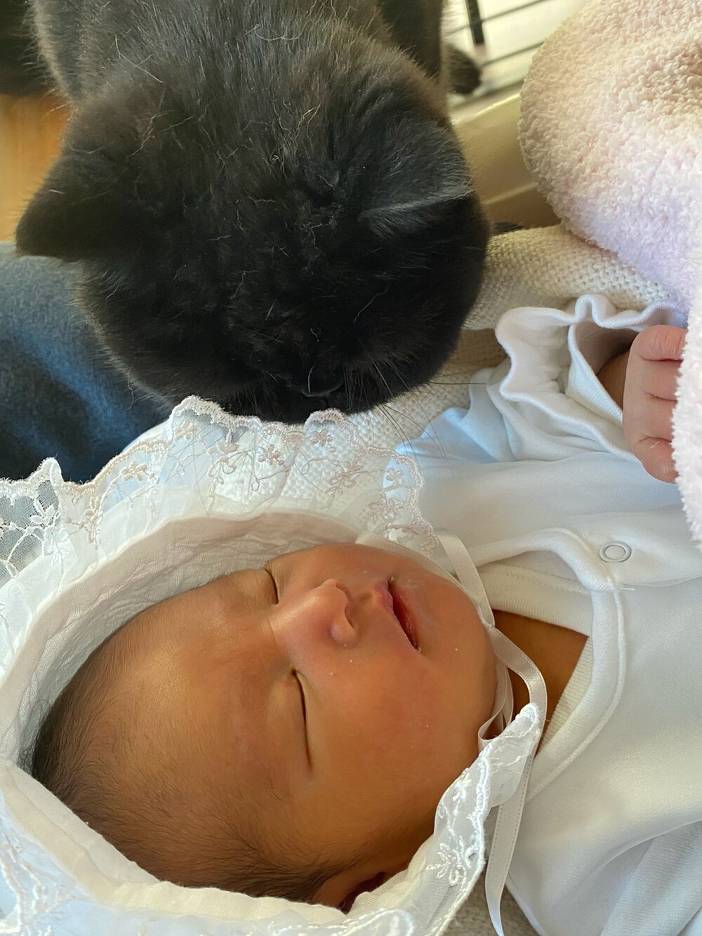 ホワイト系のその他ベビーウェア、ピンク系のママ＆ベビーを着用したキッズの冬コーディネートの2枚目の写真