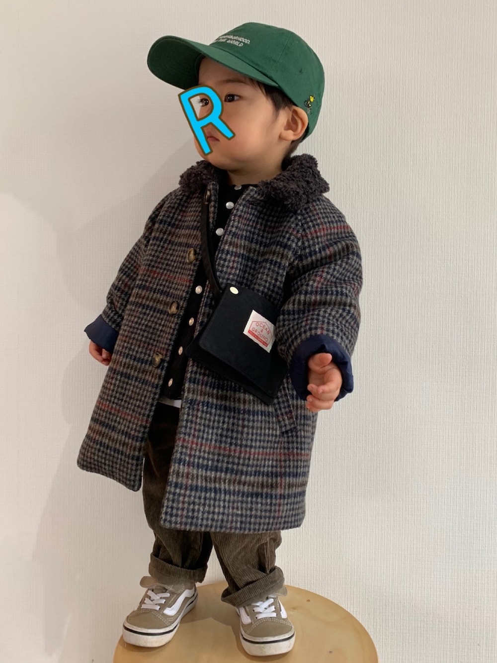 グリーン系のその他パンツ、ブラウン系のスニーカー、ブラック系のカーディガン/ボレロを着用したキッズの冬コーディネートの2枚目の写真
