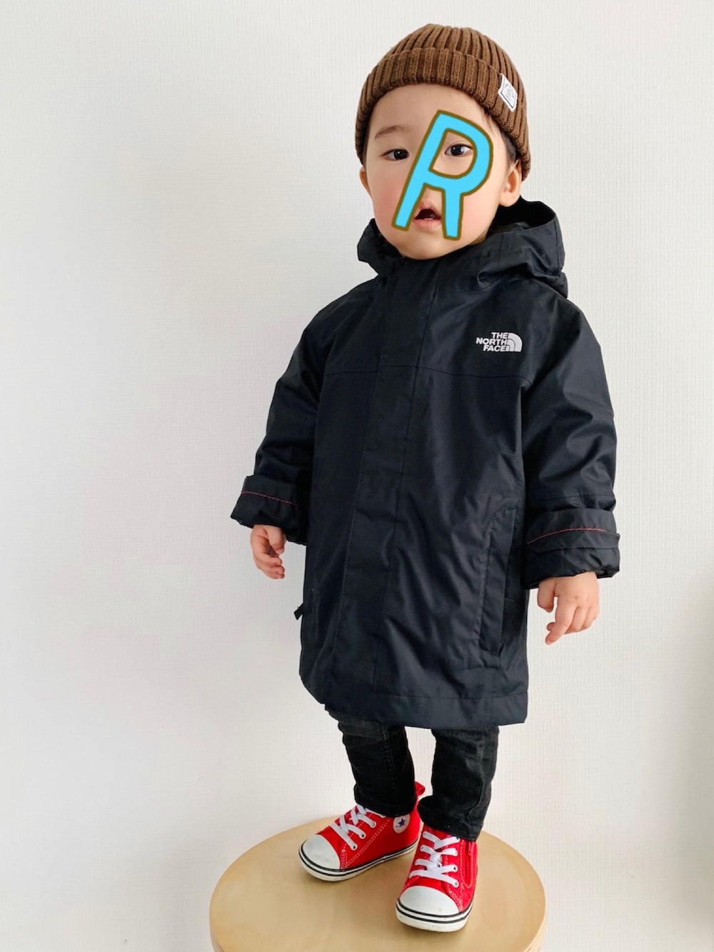 ブルー系のカーディガン/ボレロ、ブラック系のデニムパンツ、レッド系のスニーカーを着用したキッズの春コーディネートの2枚目の写真