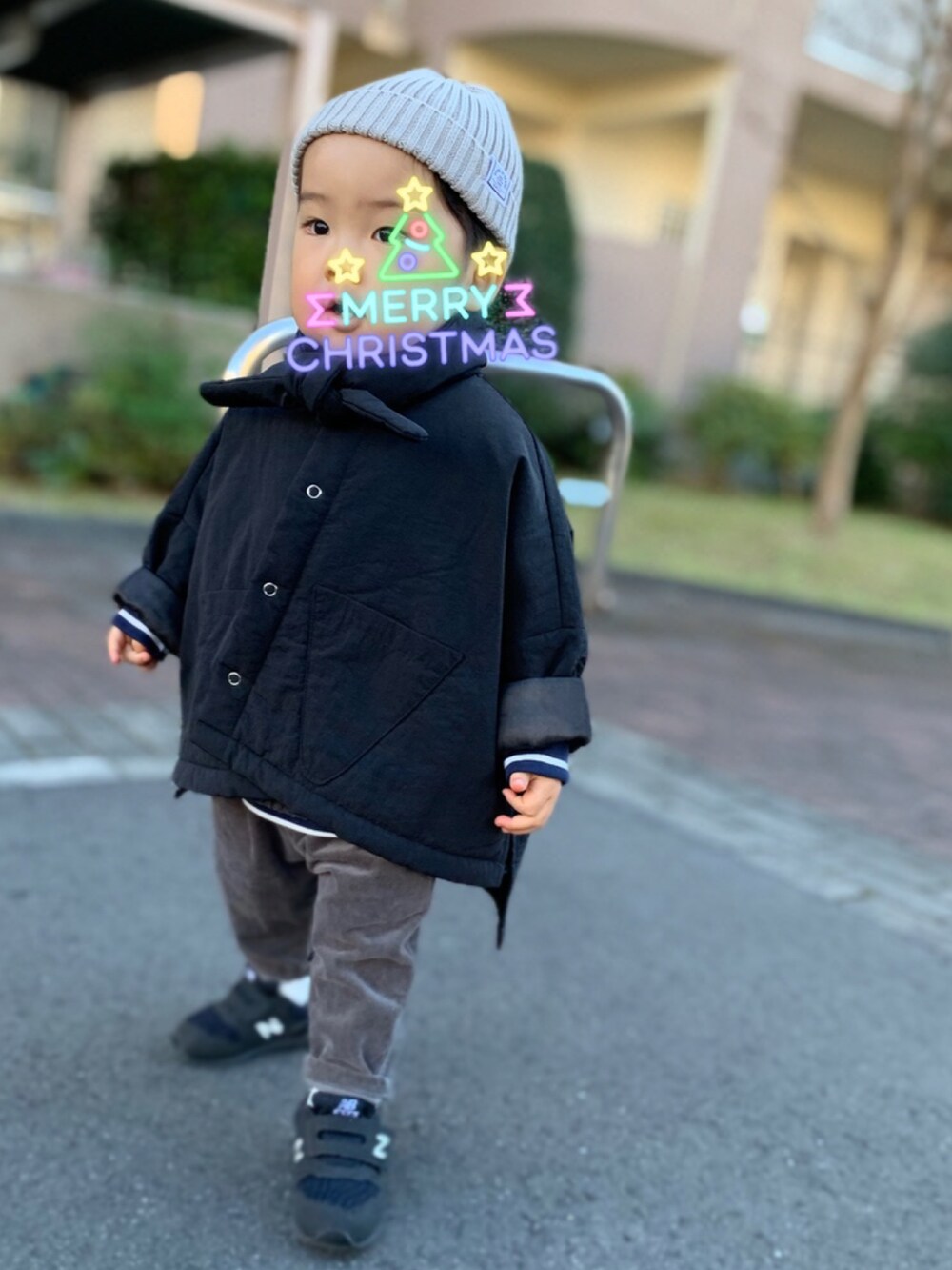 グレー系のベスト、グレー系のその他パンツ、ブラック系のスニーカーを着用したキッズの冬コーディネートの2枚目の写真