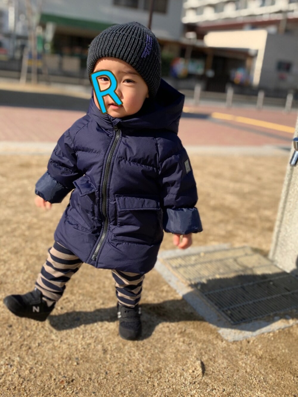 ブルー系のダウンジャケット/コート、ブラック系のスニーカー、ブルー系のその他パンツを着用したキッズの冬コーディネートの2枚目の写真