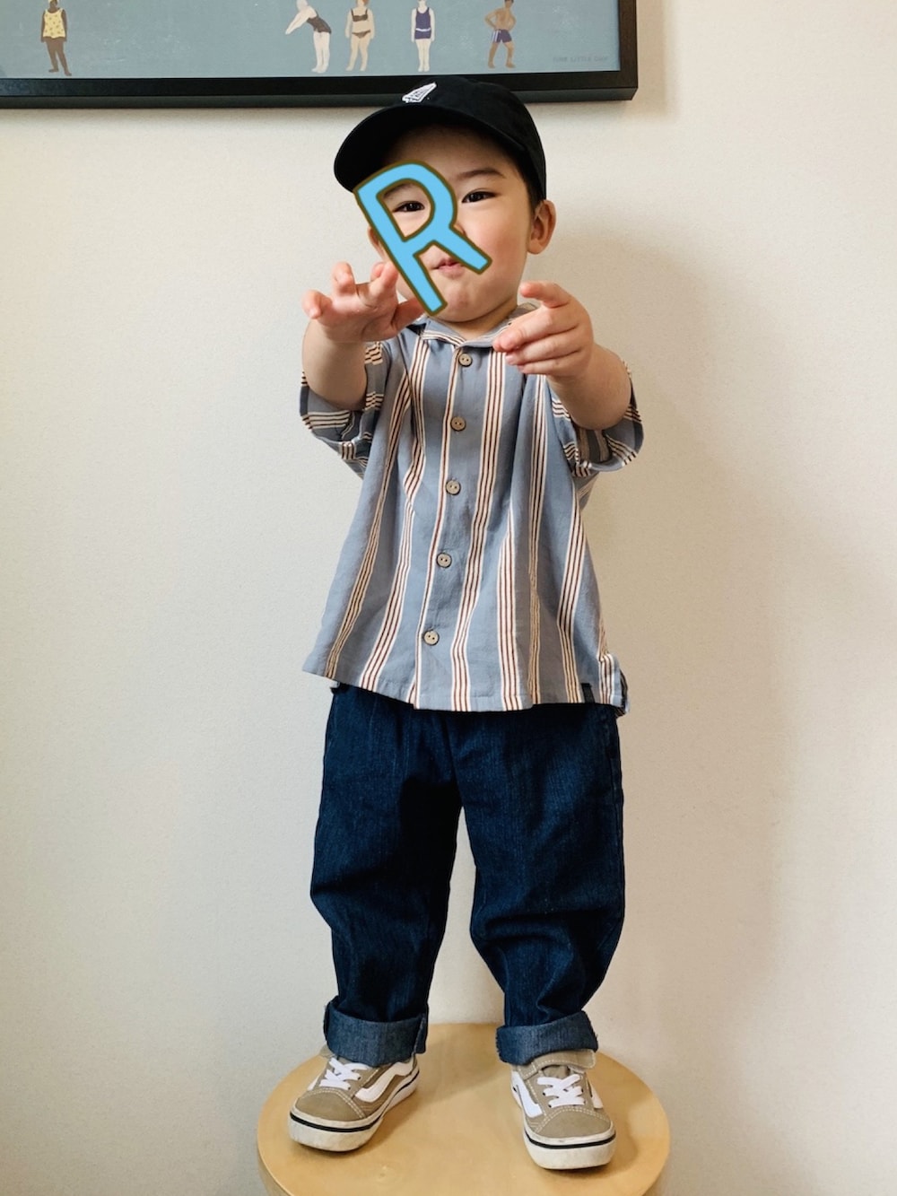 ブルー系のシャツ/ブラウス、ブルー系のデニムパンツ、ブラウン系のスニーカーを着用したキッズの春コーディネートの2枚目の写真