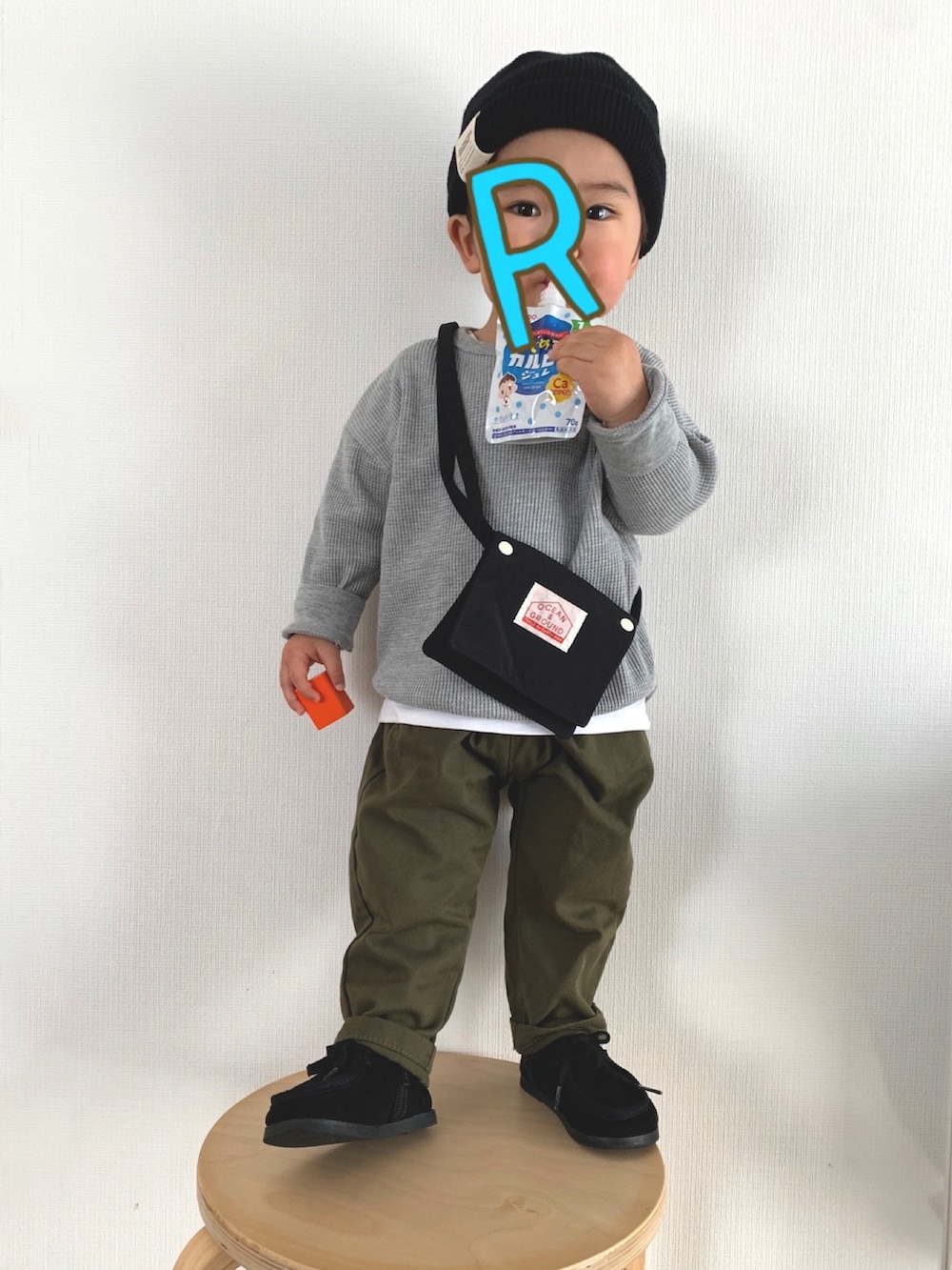 その他のノーカラージャケット、グリーン系のチノパンツ、ブラック系のブーツを着用したキッズの冬コーディネートの2枚目の写真