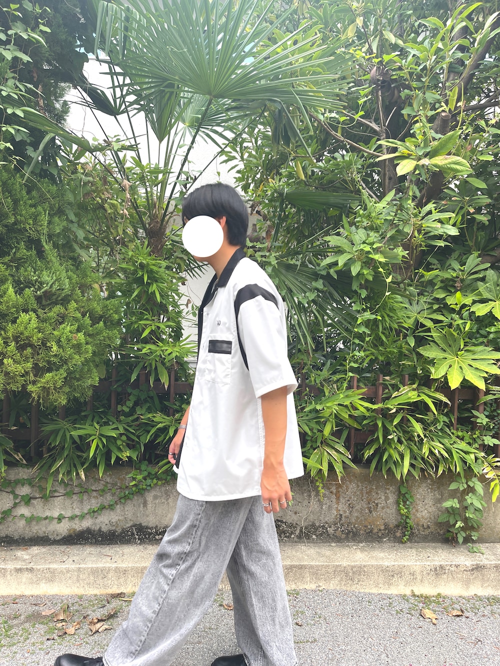 ブラック系のTシャツ/カットソー、ホワイト系のシャツ/ブラウス、ブラック系のデニムパンツを着用したメンズの秋コーディネートの2枚目の写真