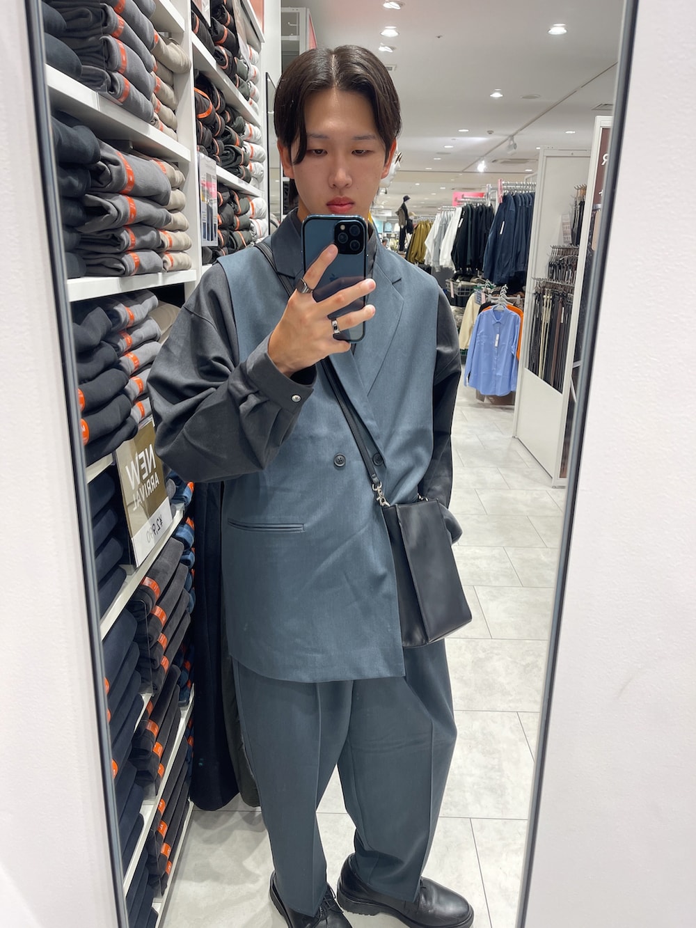 グレー系のシャツ/ブラウス、ブルー系のベスト、ブルー系のスラックスを着用したメンズの秋コーディネートの2枚目の写真