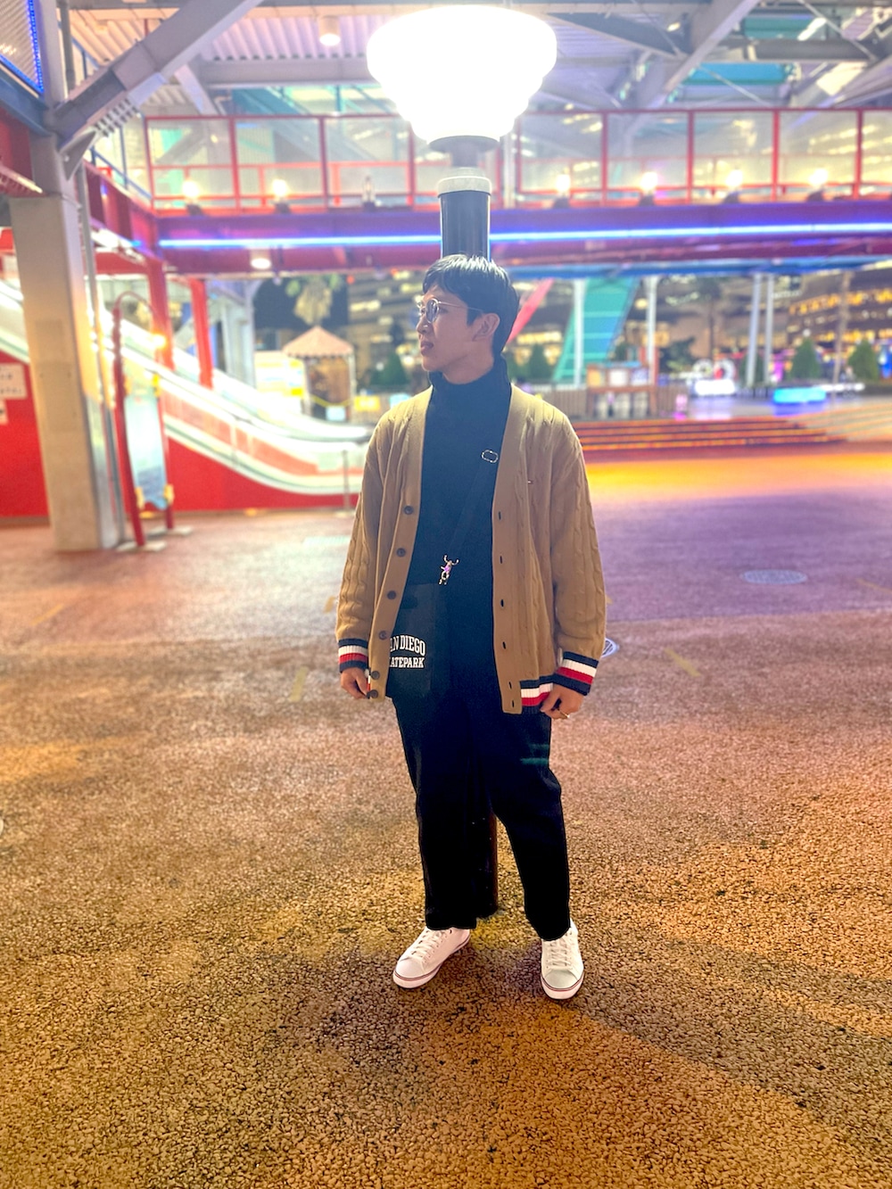 ブラック系のスラックス、ベージュ系のカーディガン/ボレロ、ブラック系のニット/セーターを着用したメンズの秋コーディネートの2枚目の写真