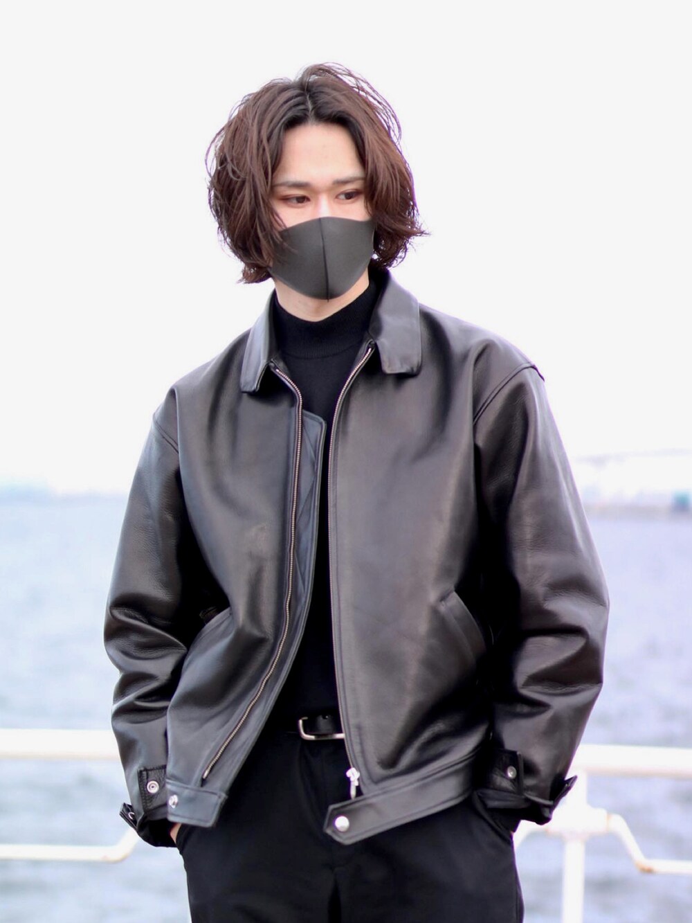 ブラック系のライダースジャケット、ブラック系のドレスシューズ、ブラック系のパンツを着用したメンズの春コーディネートの3枚目の写真