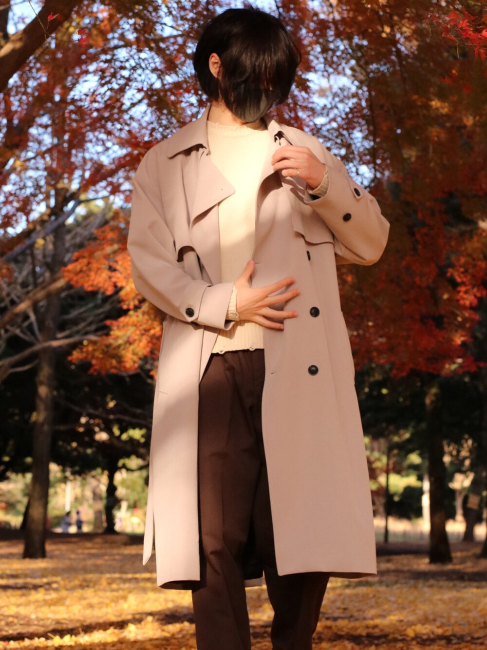 ベージュ系のトレンチコート、ブラウン系のその他パンツ、ブラック系のブーツを着用したメンズの冬コーディネートの2枚目の写真