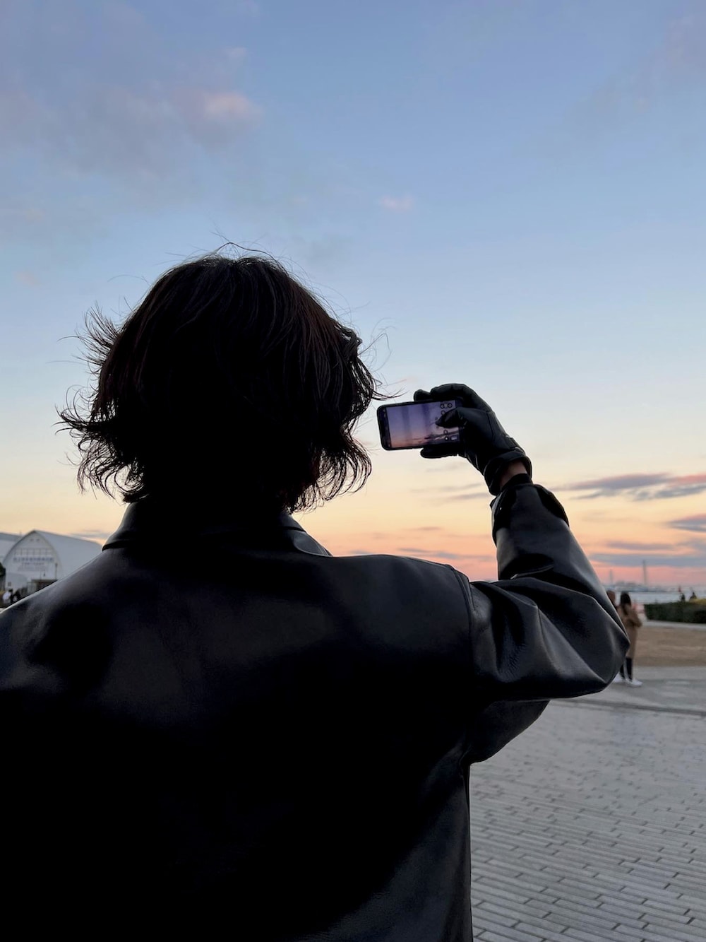 ブラック系のライダースジャケット、ブラック系のドレスシューズ、ブラック系のパンツを着用したメンズの春コーディネートの4枚目の写真