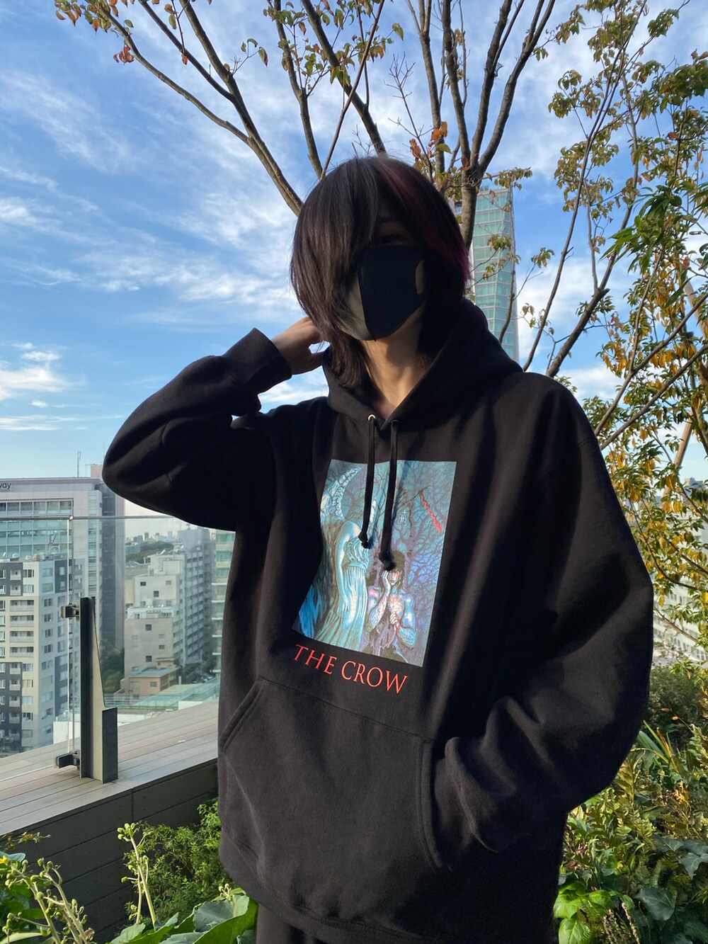 ブラック系のパンツ、ブラック系のパーカー、ブラック系のブーツを着用したメンズの秋コーディネートの2枚目の写真