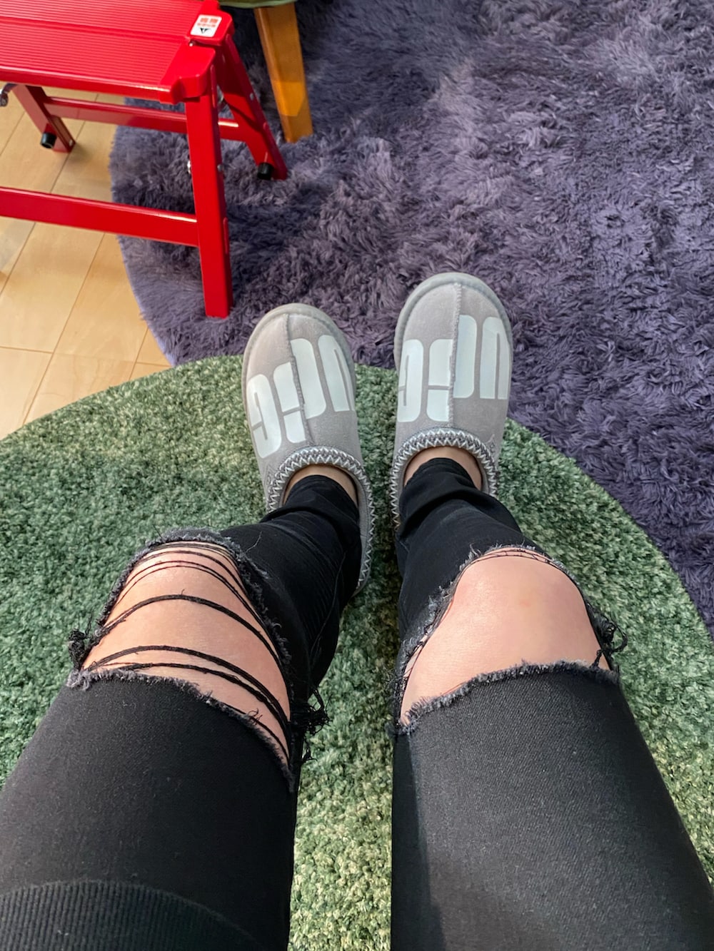 ブラック系のデニムパンツ、グレー系のスリッポン、ブラック系のスウェットを着用したメンズの冬コーディネートの2枚目の写真