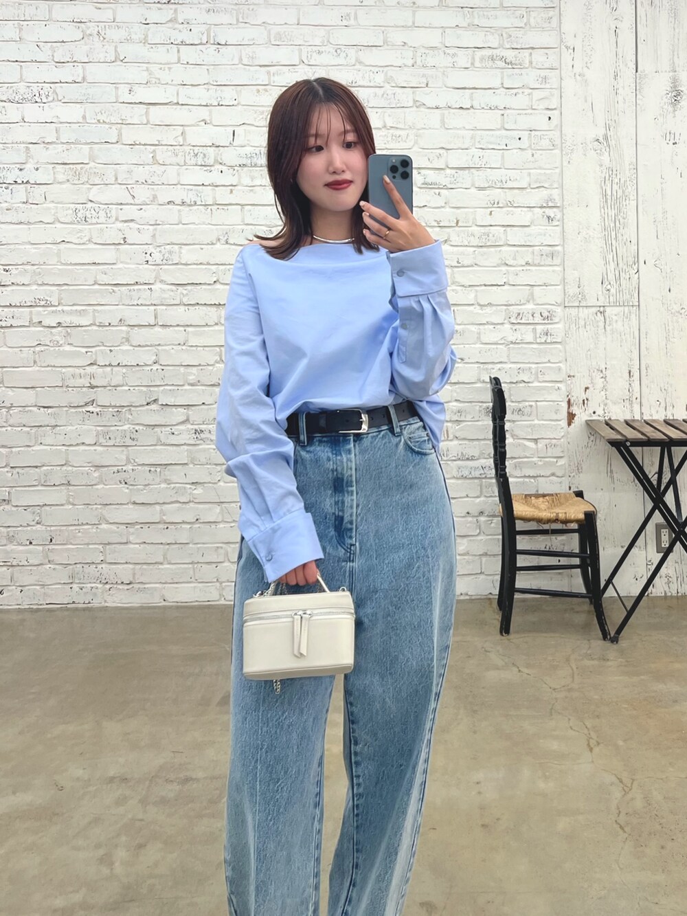 ブルー系のシャツ/ブラウス、ブルー系のデニムパンツ、ブラック系のパンプスを着用したレディースの秋コーディネートの2枚目の写真