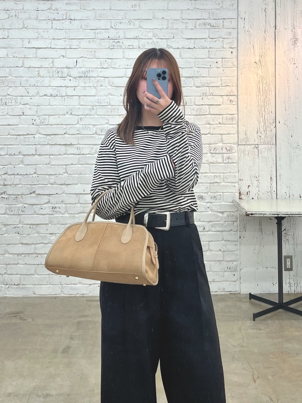 ブラック系のその他パンツ、ブラック系のTシャツ/カットソー、ベージュ系のボストンバッグを着用したレディースの冬コーディネートの2枚目の写真