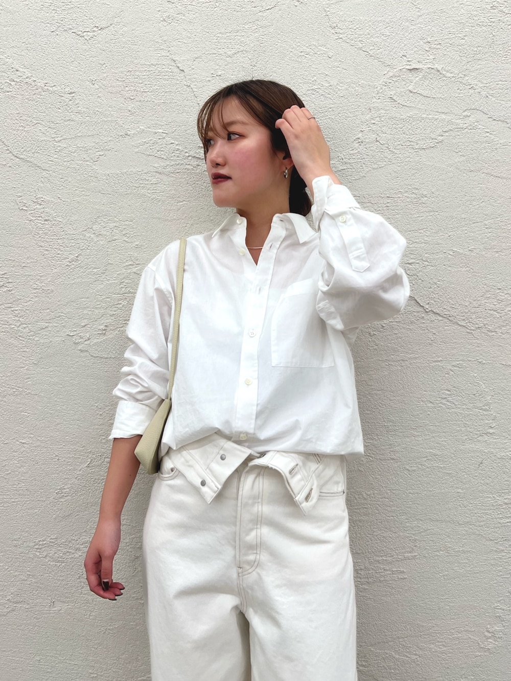 ホワイト系のシャツ/ブラウス、ホワイト系のデニムパンツ、ホワイト系のショルダーバッグを着用したレディースの冬コーディネートの2枚目の写真