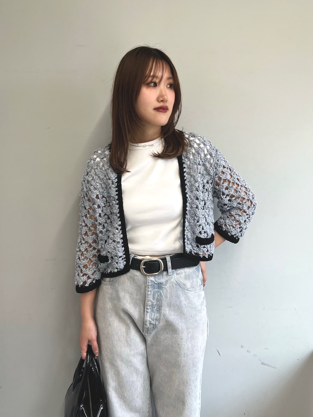 ブルー系のカーディガン/ボレロ、ホワイト系のTシャツ/カットソー、グレー系のデニムパンツを着用したレディースの冬コーディネートの3枚目の写真